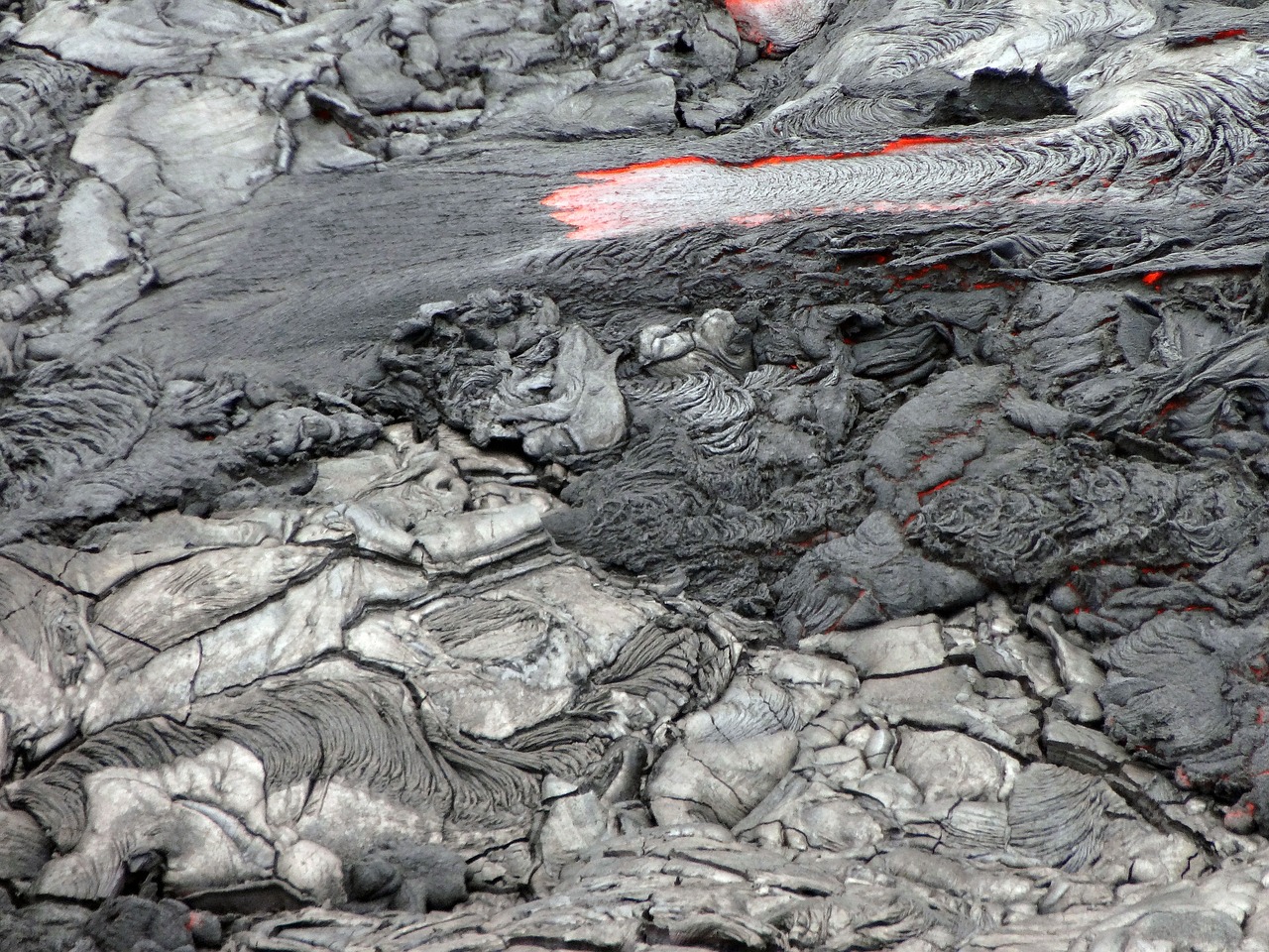 印度尼西亚的马拉皮火山爆发，喷出火山灰和热云